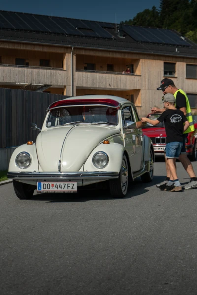 Wei&szlig;er Volkswagen K&auml;fer bei Oldtimertreffen Langen 2025 mit Personen
