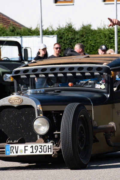 Schwarz-gelbes Fahrzeug mit offenem Dach auf dem American-Dream-V8 Treffen, Lindenberg