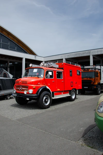 Adventure Southside 2025 in Friedrichshafen Roter Mercedes Unimog mit Wohnaufbau auf der Adventure Southside 2025