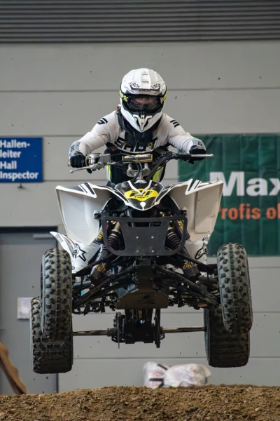 Motorradwelt 2026: Fahrer springt mit Quad &uuml;ber einen H&uuml;gel in Friedrichshafen