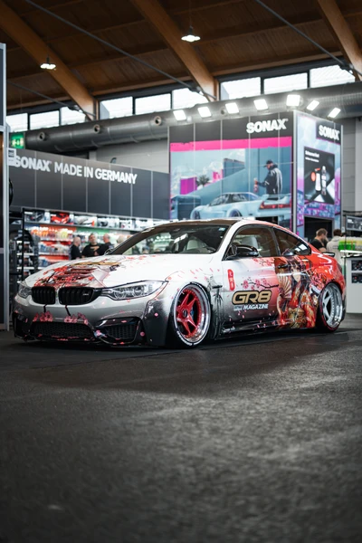 Tuning World Bodensee 2026 in Friedrichshafen BMW 4er Coupé mit auffälliger Folierung und modifizierten Felgen auf der Tuning World Bodensee 2026