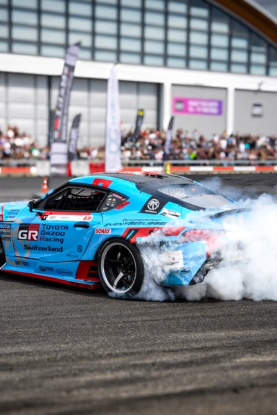 Toyota GR Supra driftet mit Rauchbildung auf der Tuning World 2025