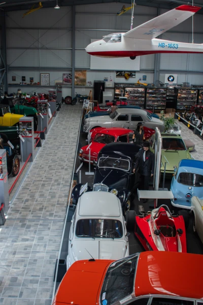 Blick ins Automuseum L&ouml;mmenschwil mit verschiedenen Fahrzeugen