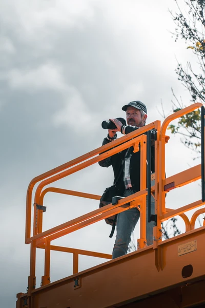 Person auf einer Plattform bei der Tuning World Bodensee 2026 mit Kamera