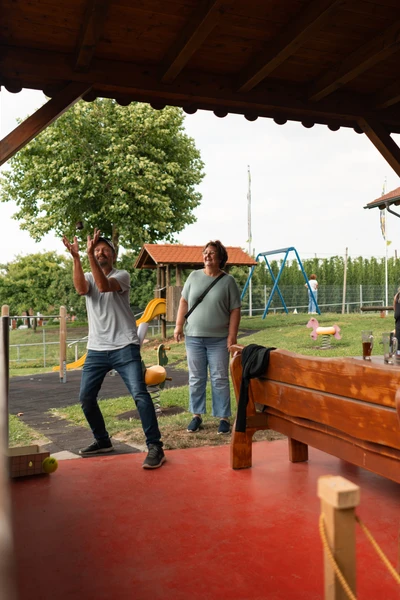 Person spielt mit einem Ball unter einem Spielplatzdach auf der Spa&szlig;rallye Bodensee 2026