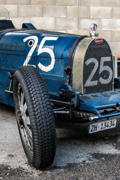 Oldtimer auf der Messe in St. Gallen, 2023 Blaue Bugatti mit der Startnummer 25 auf der 19. Oldtimermesse St. Gallen