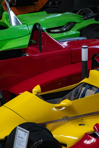 Rennwagen-Exponate im Automuseum Lömmenschwil, Schweiz Mehrere Rennwagen in verschiedenen Farben im Automuseum Lömmenschwil