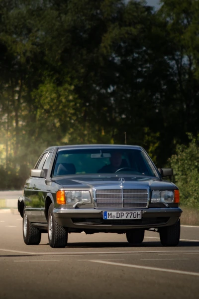 Mercedes im Sonnenlicht