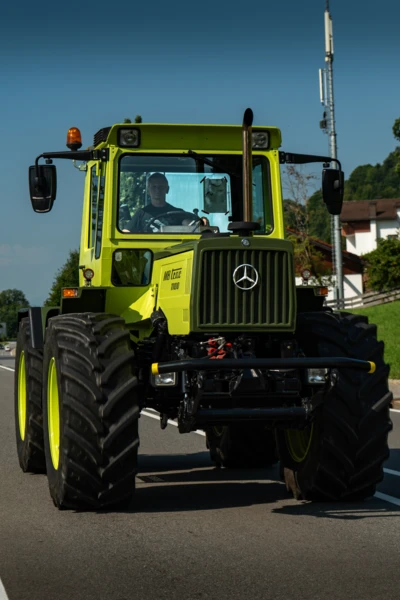 Oldtimertreffen Langen 2025 Oldtimer-Traktor Mercedes Landwirtschaftsfahrzeug auf der Straße