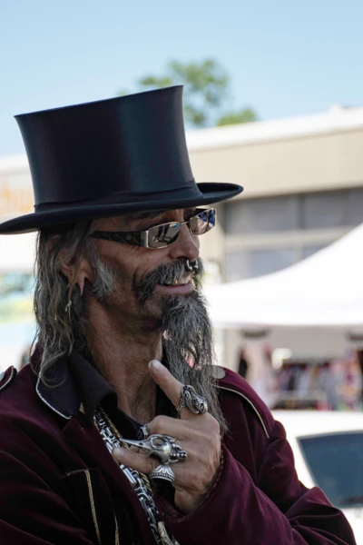 Mann mit Zylinder und Schmuck auf dem American-Dream-V8 Treffen in Lindenberg