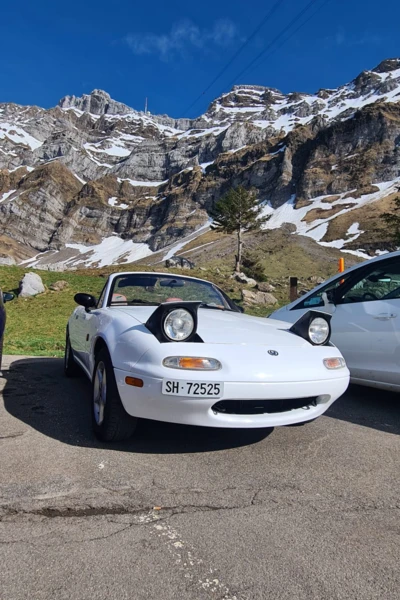 Miata-mit-Bergen-Weiß Miata-mit-Bergen-Weiß