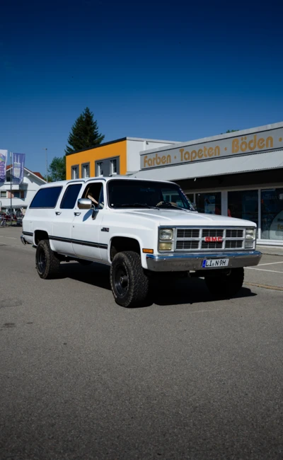Wei&szlig;er GMC Suburban auf dem American-Dream-V8 Treffen in Lindenberg