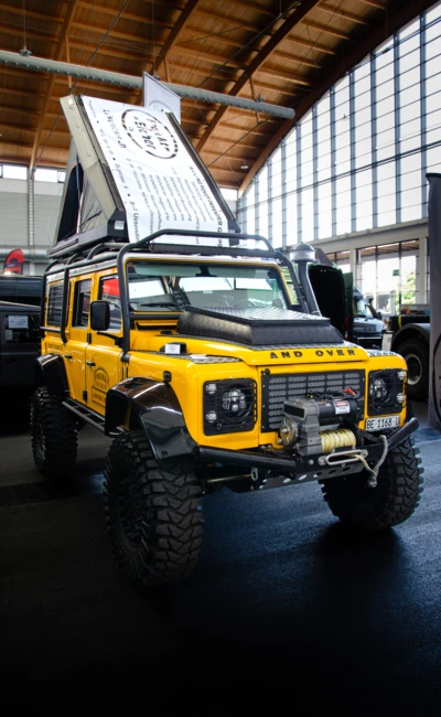 Gelbes Offroad-Fahrzeug mit Wunschzeichen auf der Adventure Southside 2025 in Friedrichshafen