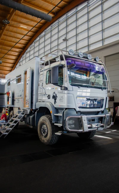 MAN-Allradfahrzeug mit gro&szlig;em Aufbau auf der Adventure Southside 2025