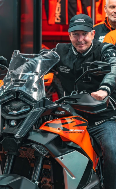 Person sitzt auf einem KTM Super Adventure Motorrad auf der Motorradwelt 2026.