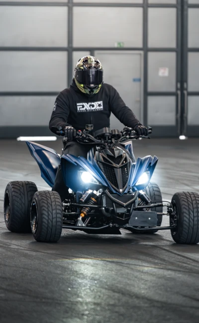 Blauer Quad w&auml;hrend einer Vorf&uuml;hrung auf der Motorradwelt 2026 Messe
