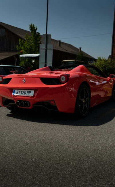 Roter Ferrari 488 Spider auf dem Oldtimertreffen Langen 2025 geparkt.