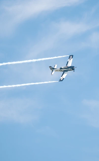 Zweimotoriges Flugzeug mit Looping am Himmel &uuml;ber Friedrichshafen