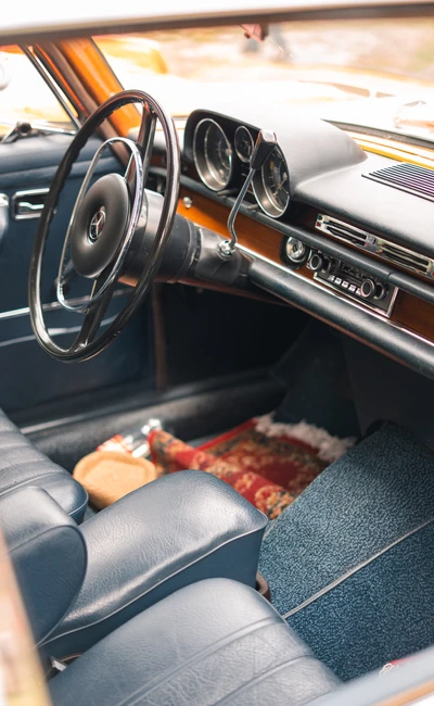 Interieur eines klassischen Autos mit Leder-Sitzen und Holzverkleidung