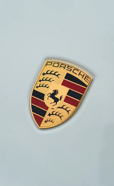 Porsche-Wappen auf einem wei&szlig;en Hintergrund bei der Spa&szlig;rallye Bodensee 2026