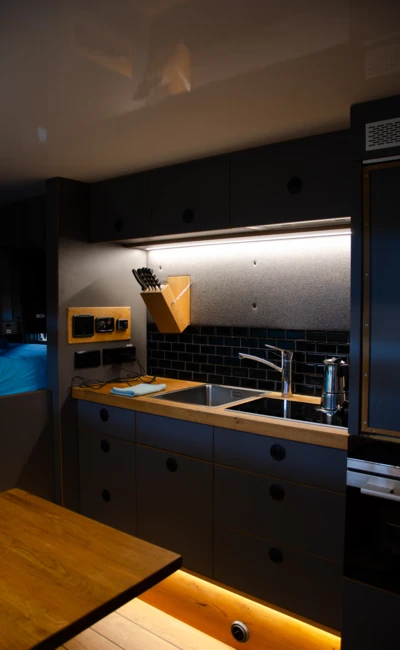 Moderne K&uuml;che mit Holz-Elementen und K&uuml;chenutensilien