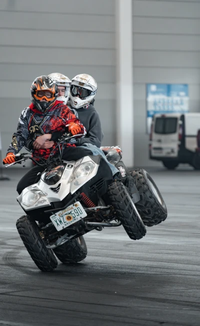 Drei Personen fahren auf einem Quad bei der Motorradwelt 2026 in Friedrichshafen