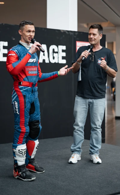 Ehemaliger Supermoto Weltmeister Bernd Hiemer spricht auf der Motorradwelt 2026 Messe in Friedrichshafen.