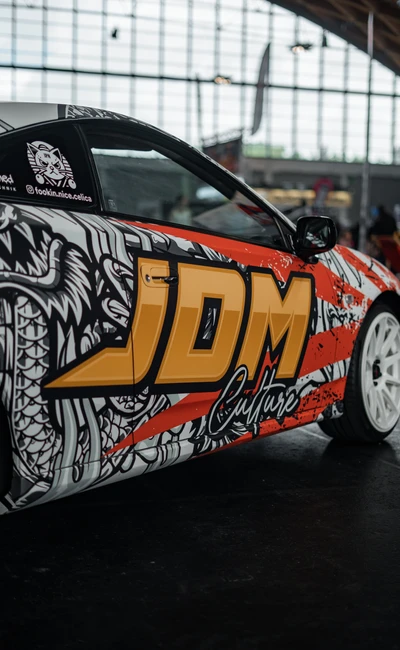 Veredelt modifizierter Sportwagen mit JDM Culture Folierung auf der Tuning World Bodensee 2026