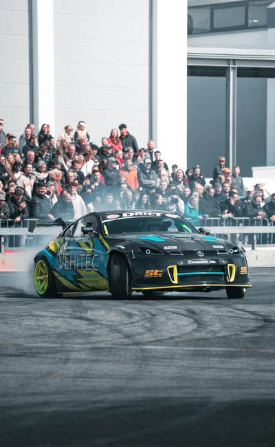 Sportwagen mit auff&auml;lliger Folierung driftet auf der Tuning World Bodensee 2026