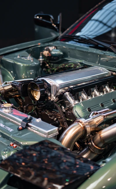 Detailaufnahme eines Motorraums mit modifiziertem Motor auf der Tuning World Bodensee 2026