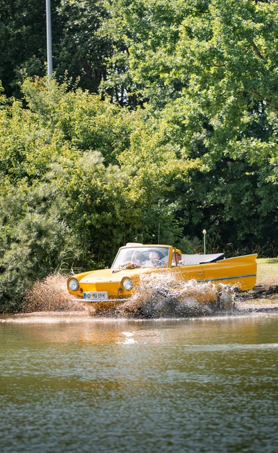 Gelbes Amphibienfahrzeug f&auml;hrt ins Wasser bei der KLASSIKWELT BODENSEE 2026