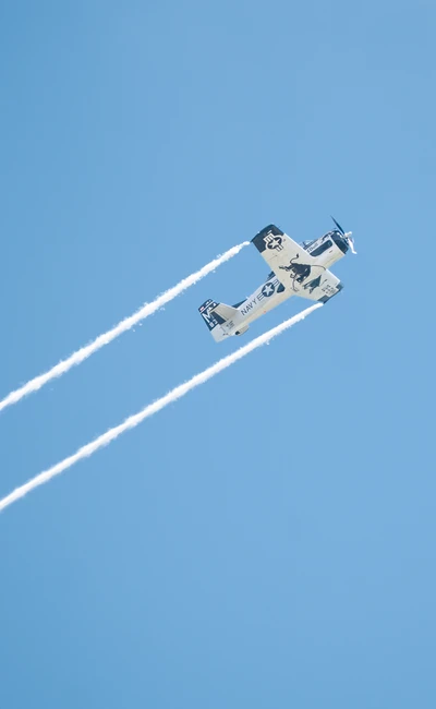 Flugzeug der Marke XYZ Modell ABC f&uuml;hrt Looping &uuml;ber der KLASSIKWELT BODENSEE 2026 aus.