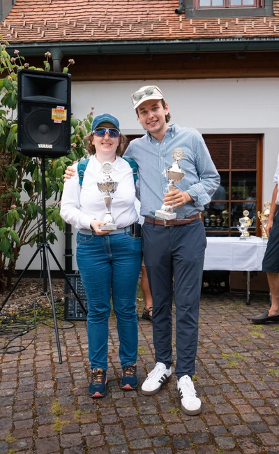 Paar mit Pokalen bei der Lindau-Klassik Rallye