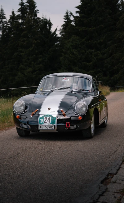 Porsche 356 mit Startnummer 24 auf der Lindau-Klassik Rallye auf einer Landstra&szlig;e