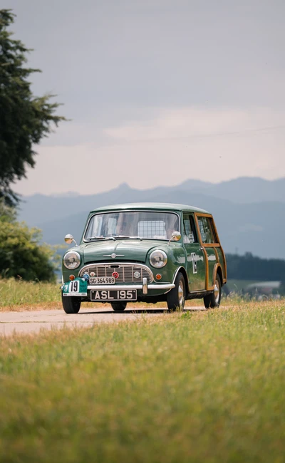 Mini Cooper auf der Lindau-Klassik Rallye auf einer Landstra&szlig;e