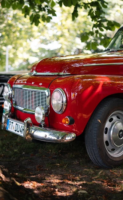 Roter Oldtimer mit Chromelementen auf der Lindau-Klassik Rallye