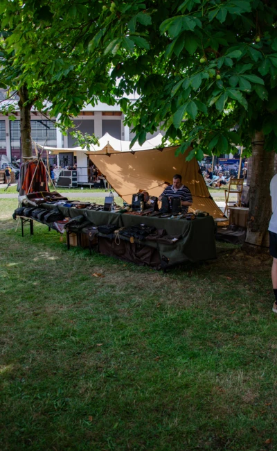Marktstand mit Ausr&uuml;stung und Bekleidung auf der Adventure Southside 2025