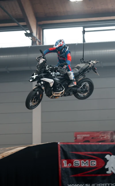 Motorradfahrer springt mit BMW &uuml;ber eine Rampe auf der Motorradwelt 2026