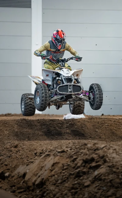 Fahrer auf Quad springt &uuml;ber einen Sprung bei der Motorradwelt 2026 Messe