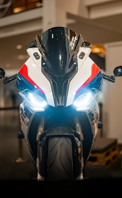 BMW S1000RR Motorrad mit Scheinwerfern auf der Motorradwelt 2026