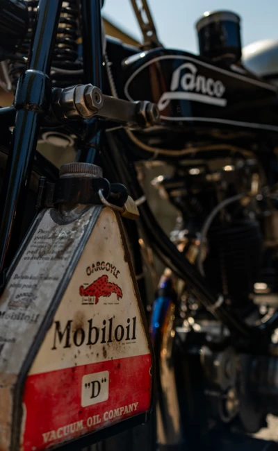 Detailaufnahme eines Oldtimermotorrads mit Mobil&ouml;lkanister und Logo