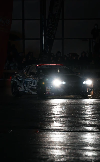 Dunkler Driftwagen f&auml;hrt auf glatter Fl&auml;che bei Tuning World 2026.