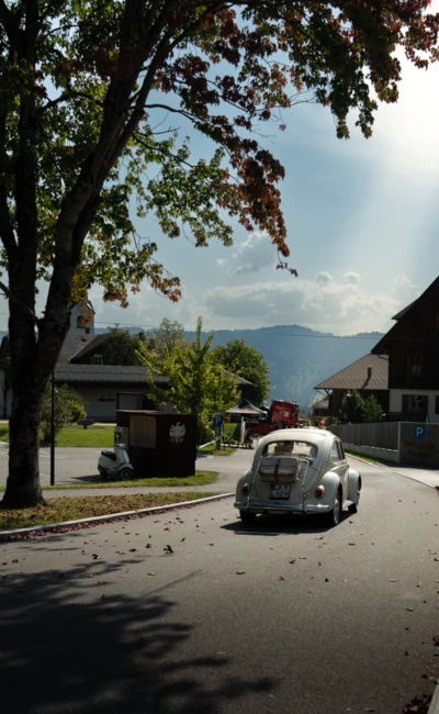 Oldtimer auf einer Stra&szlig;e, sonniges Wetter, Langen 2025
