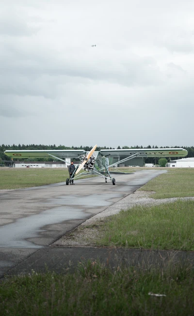 Flugzeug auf Rollbahn bei der KLASSIKWELT BODENSEE 2026 in Friedrichshafen
