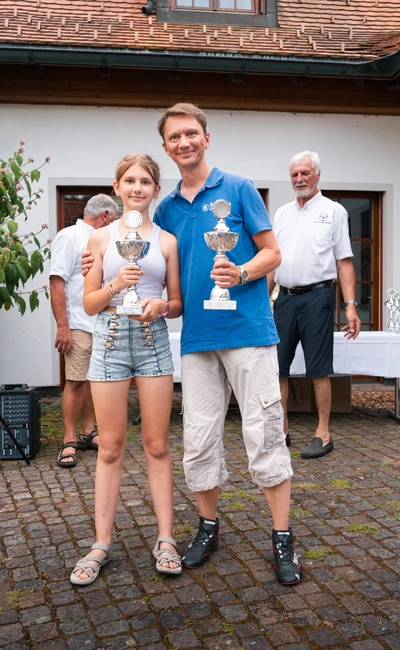 Zwei Personen mit Pokalen bei der Lindau-Klassik Rallye