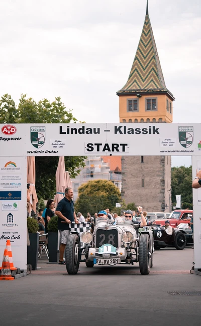 Start eines klassischen Fahrzeugs bei der Lindau-Klassik Rallye