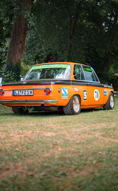 Oranges Auto mit der Nummer 70 auf der Lindau-Klassik Rallye