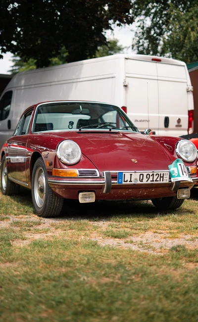 Roter Porsche 911 steht auf der Lindau-Klassik Rallye