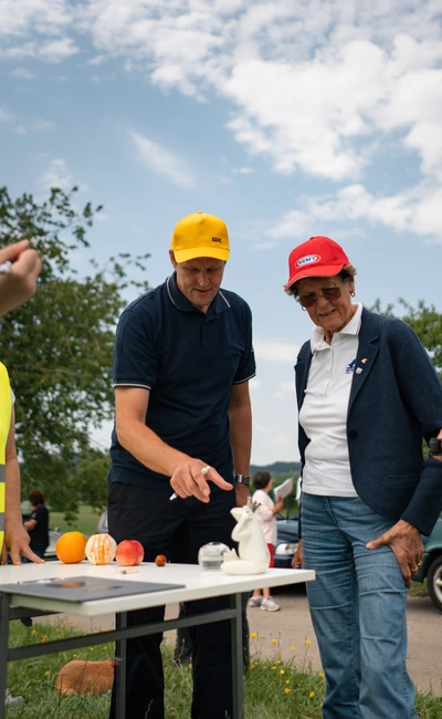 Zwei Personen interagieren am Tisch mit verschiedenen Objekten w&auml;hrend der 10. Spa&szlig;rallye Bodensee 2026.