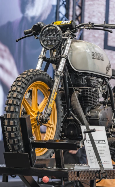 Motorrad der Marke Yamaha mit gelben Felgen auf der Motorradwelt 2026